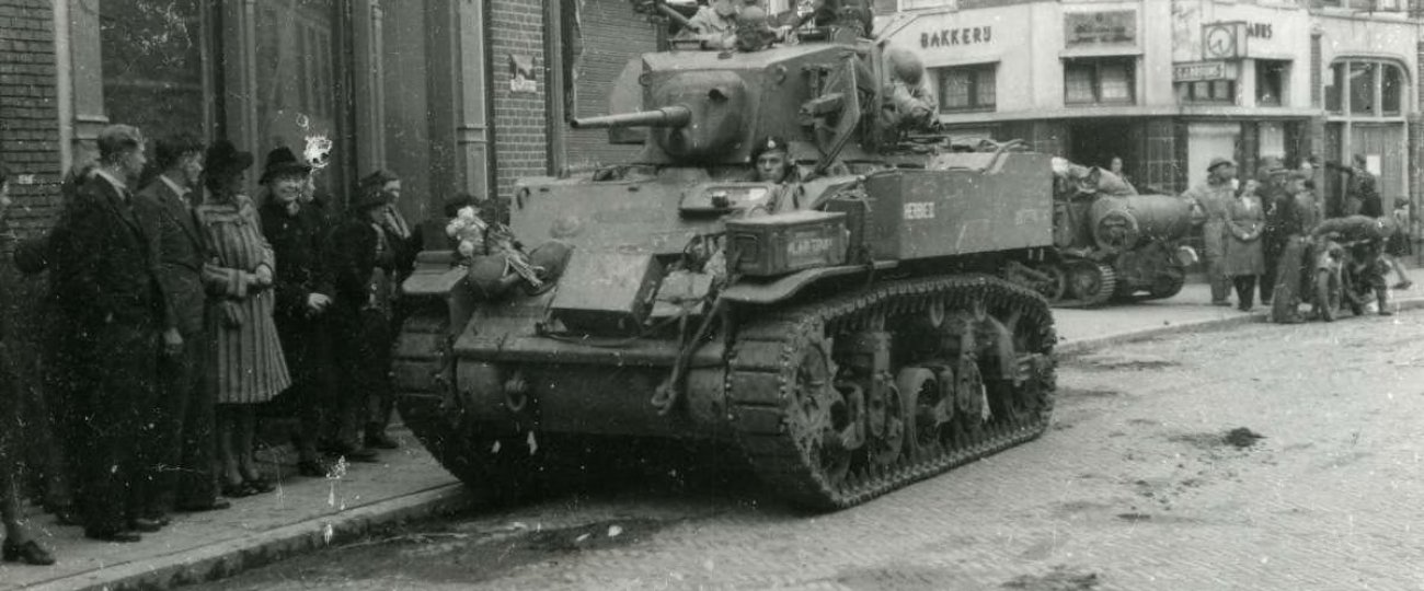 The liberators with their equipment in the Marktstraat.