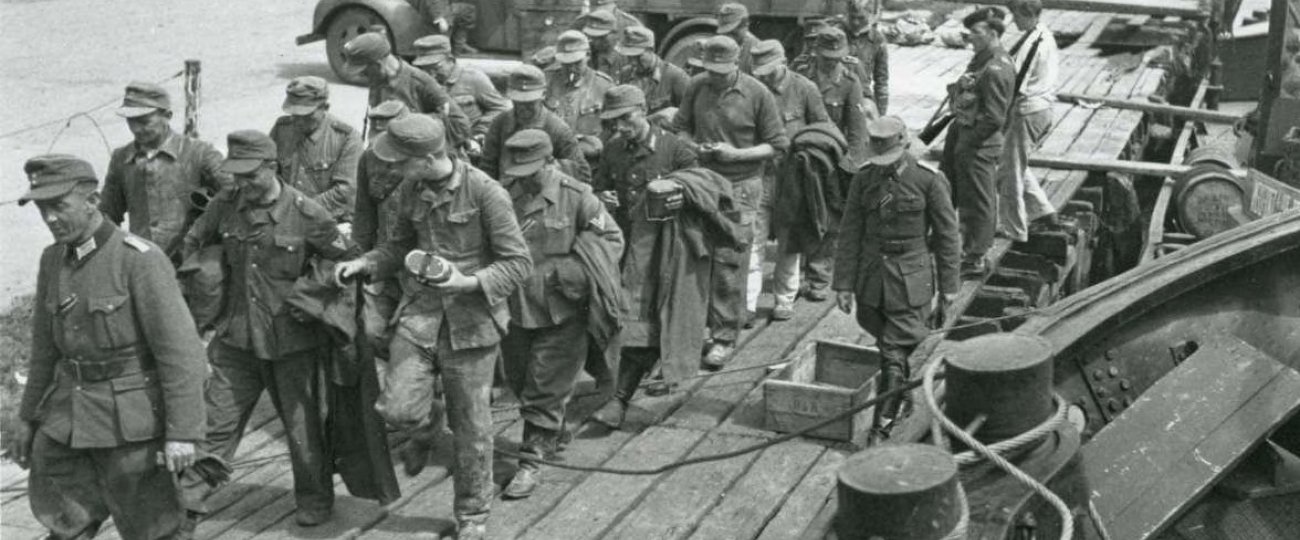 View of the employment of prisoners of war at the Eemskanaal N.Z. Unloading of, among other things, food supplies under the supervision of the Canadians.