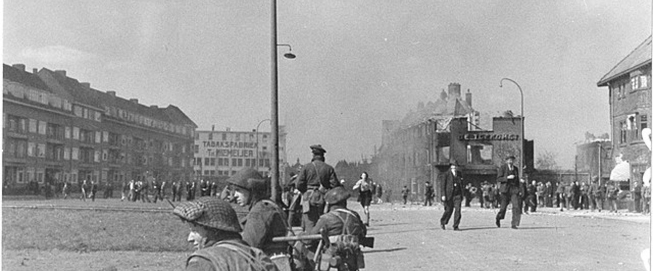 Infantrymen of the Essex Scottish Regiment on the Paterswoldseweg during the Liberation of Groningen.
