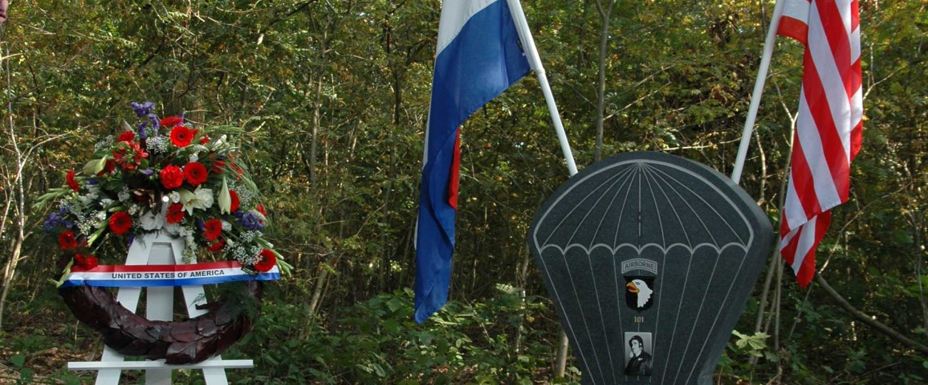 robert-cole-monument-in-bes-01