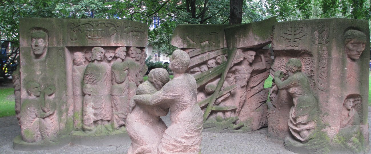 block-der-frauen-monument-01