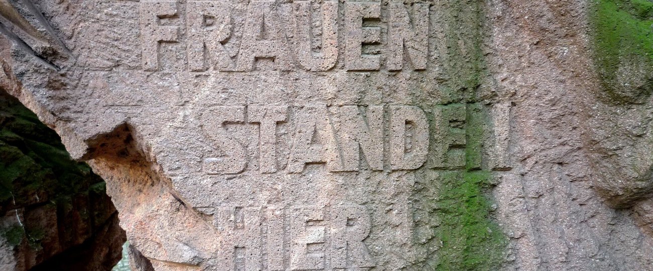 block-der-frauen-monument-03