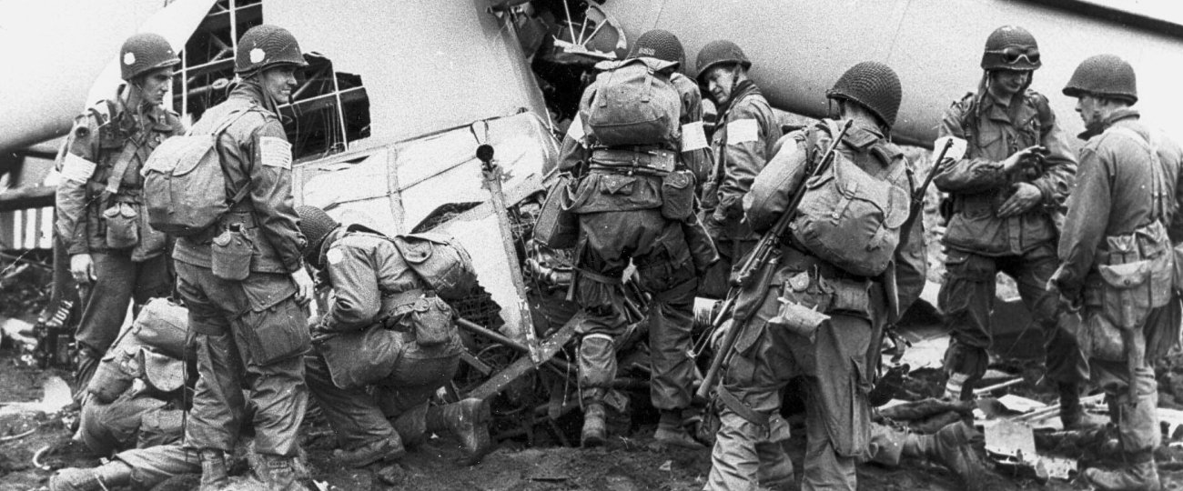 101st_airborne_inspecting_broken_glider_in_holland_army.mil-2007-09-12-112355