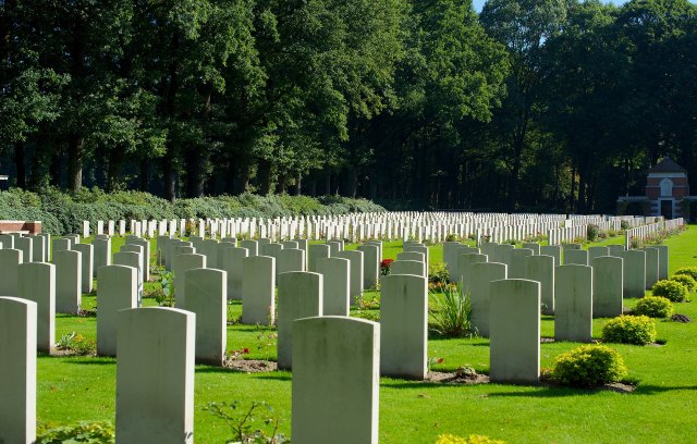 Airborne War Cemtery Oosterbeek Graves