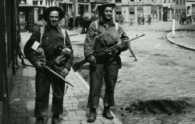 View of the Marktstraat with two liberators.