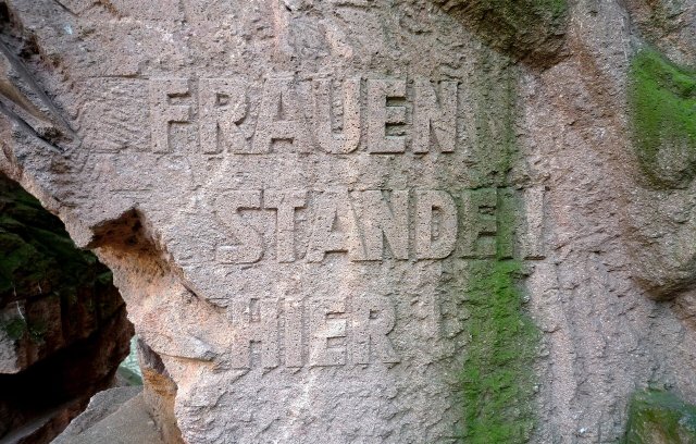 block-der-frauen-monument-03