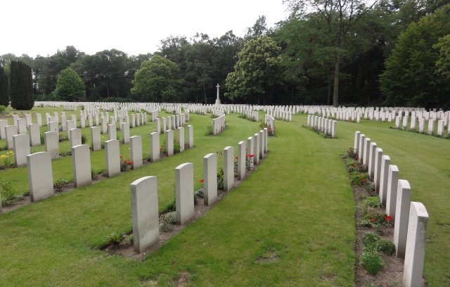 jonkerbos-war-cemetery-nijmegen-03