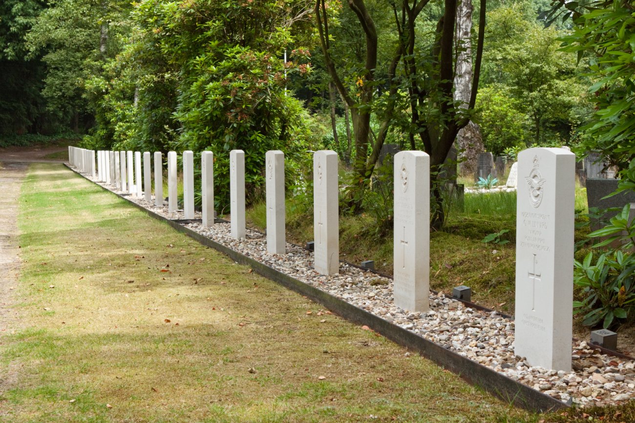 Apeldoorn (Ugchelen-Heidehof) General Cemetery
