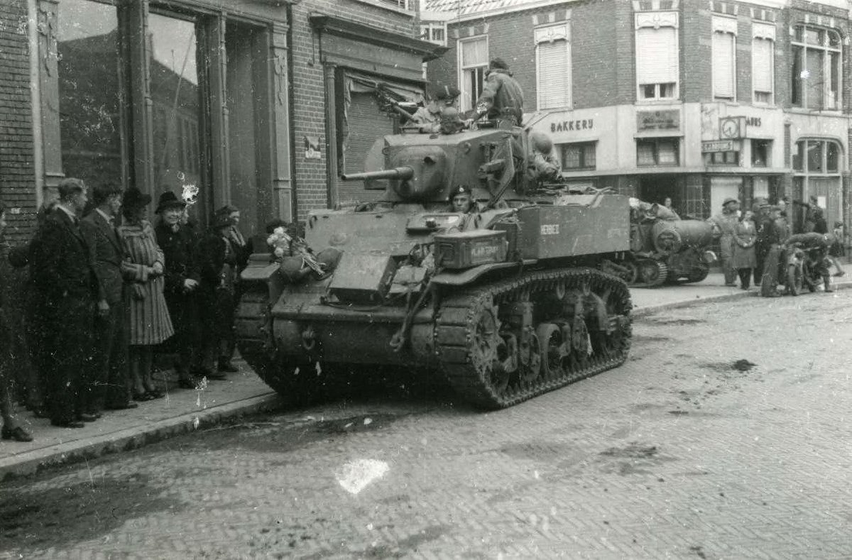The liberators with their equipment in the Marktstraat.