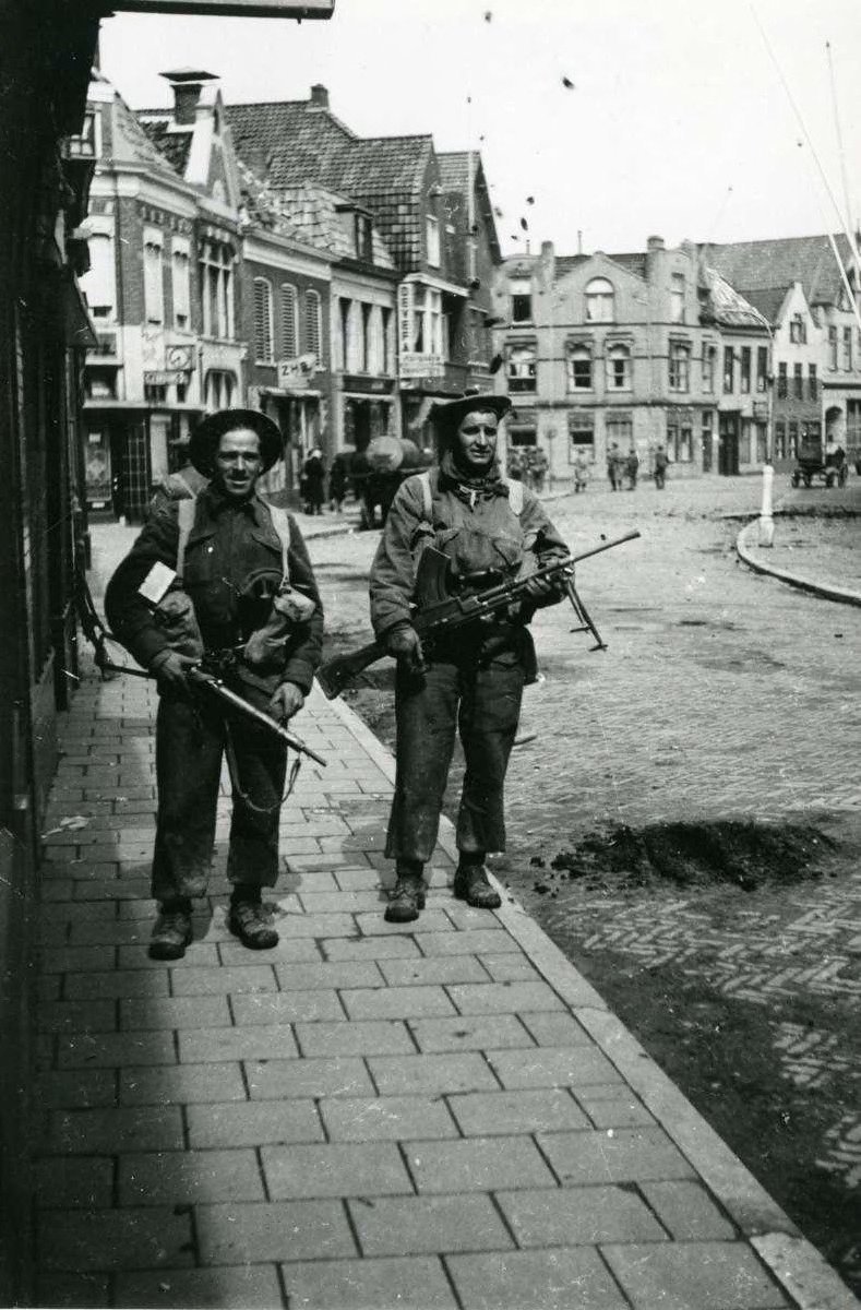 View of the Marktstraat with two liberators.