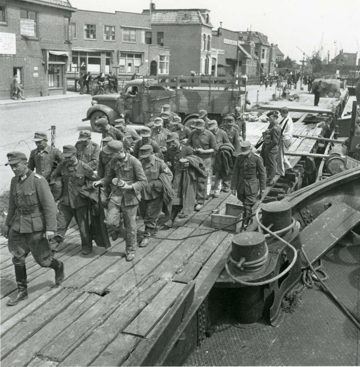 View of the employment of prisoners of war at the Eemskanaal N.Z. Unloading of, among other things, food supplies under the supervision of the Canadians.
