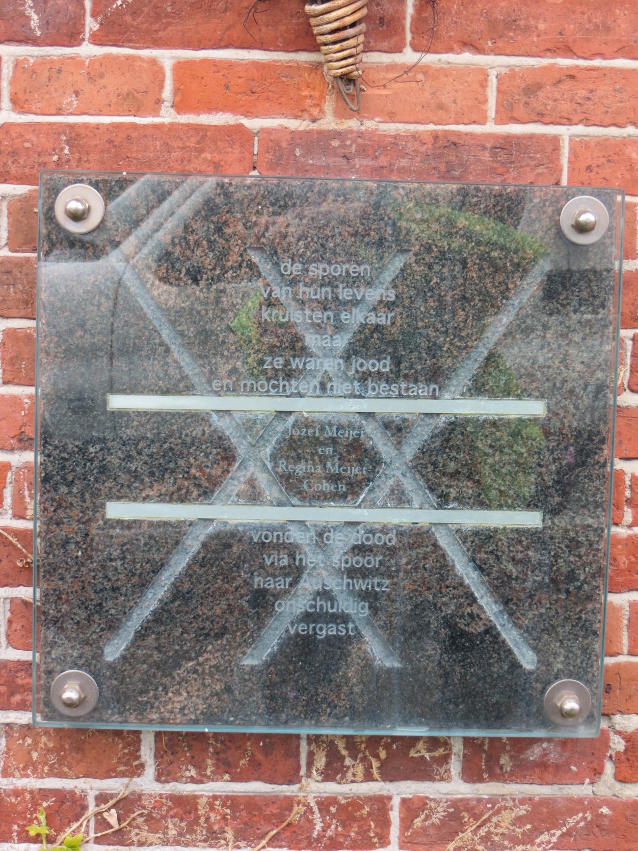 jozef-and-regina-memorial-plaque-bedum-01