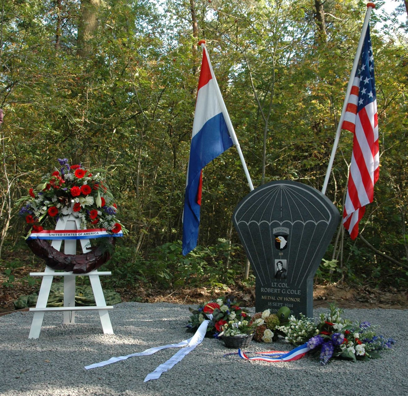 robert-cole-monument-in-bes-01