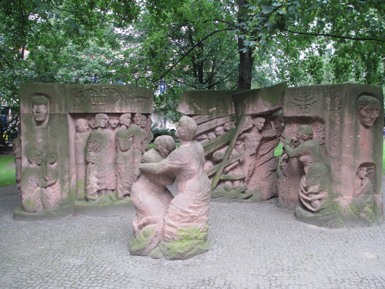 block-der-frauen-monument-01