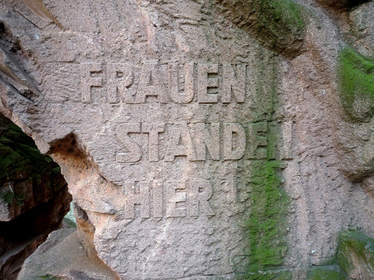 block-der-frauen-monument-03